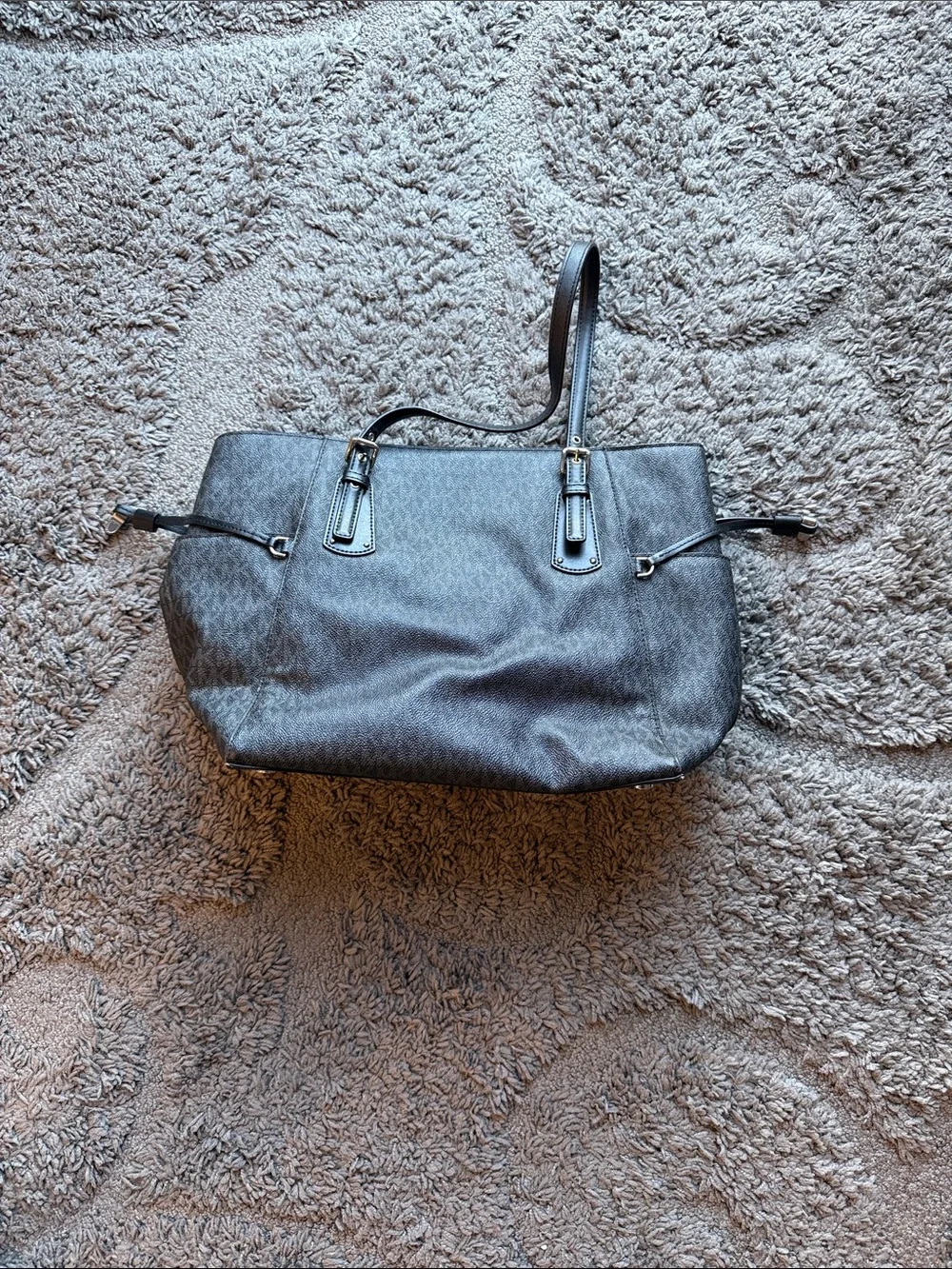 Michael Kors signature mk
